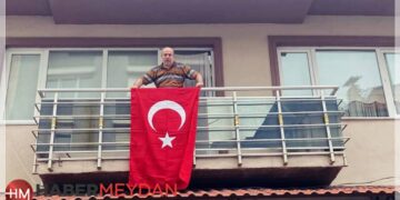 “As Bayrakları Adam”, Cumhuriyet’in 100. Yılı İçin Yeniden Balkonda!