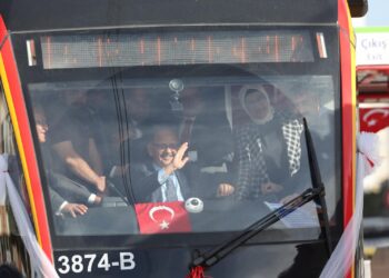 Bakan Özhaseki Kayseri’de raylı taşıma sistemi açılışına katıldı