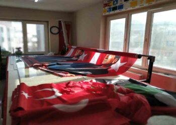 Bayrak üreticileri stokları bitirdi