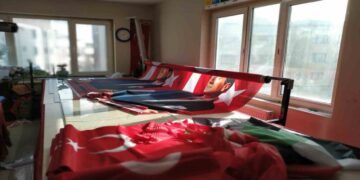 Bayrak üreticileri stokları bitirdi