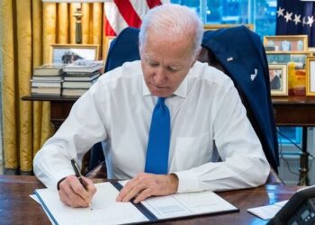 Biden, ABD’nin kapanmasını önleyecek geçici bütçe tasarısını imzaladı