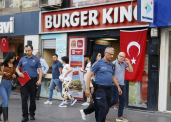 Burger King’e bıçaklı saldırı!
