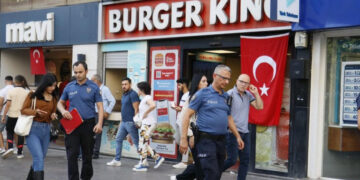Burger King’e bıçaklı saldırı!