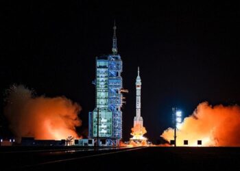 Çin’in en genç uzay ekibi Dünya’dan ayrıldı