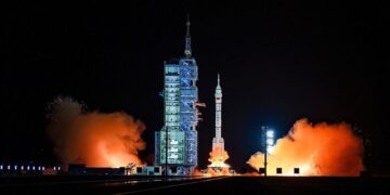 Çin’in en genç uzay ekibi Dünya’dan ayrıldı