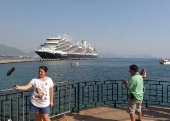 Savaş sebebiyle lüks yolcu gemisi rotasını Alanya’ya çevirdi