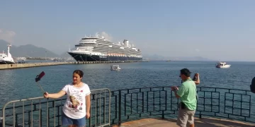 Savaş sebebiyle lüks yolcu gemisi rotasını Alanya’ya çevirdi