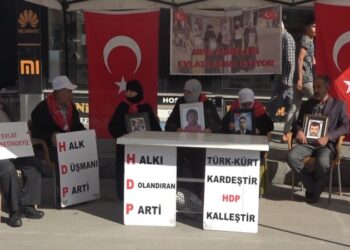 Muş’ta evlat nöbetinde bulunan baba: “İsrail neyse PKK da odur”