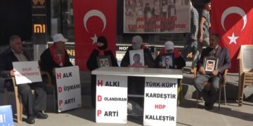 Muş’ta evlat nöbetinde bulunan baba: “İsrail neyse PKK da odur”