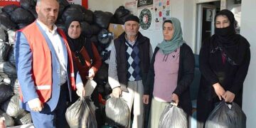Muş Varto’da, Kızılay’dan 200 kişiye giyim yardımı