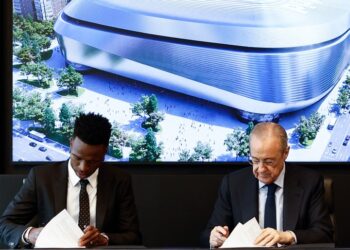 Real Madrid Vinicius Junior ile sözleşme yeniledi!