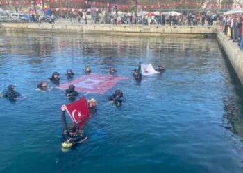 Sinop’ta Cumhuriyet’in 100. yılına özel su altında Türk bayrağı açtılar!