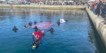 Sinop’ta Cumhuriyet’in 100. yılına özel su altında Türk bayrağı açtılar!