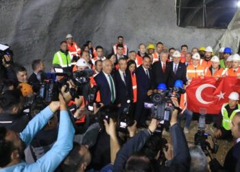 Bakan Uraloğlu, Erzincan Sünebeli Tüneli’nin ışık görme töreninde