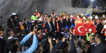 Bakan Uraloğlu, Erzincan Sünebeli Tüneli’nin ışık görme töreninde