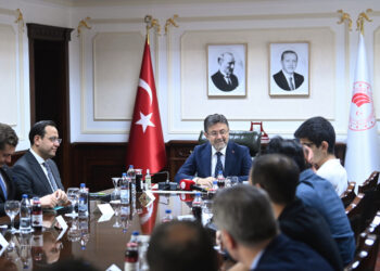 Bakan Yumaklı, TEKNOFEST'te ödül kazanan gençlerle buluştu Bakan Yumaklı, TEKNOFEST’te ödül kazanan gençlerle buluştu