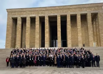 Bakan Tekin öğretmenlerle Anıtkabir'i ziyaret etti Bakan Tekin öğretmenlerle Anıtkabir’i ziyaret etti