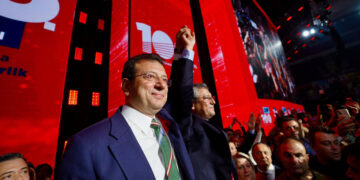 Ekrem İmamoğlu’ndan yeni başkan Özgür Özel’e tebrik paylaşımı