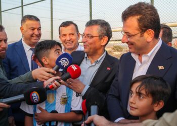 Özgür Özel ve Ekrem İmamoğlu Osmaniye’de çocuklarla futbol oynadı