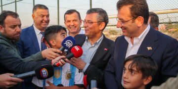 Özgür Özel ve Ekrem İmamoğlu Osmaniye’de çocuklarla futbol oynadı