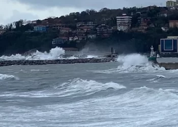 Zonguldak’ta kuvvetli yağış ve fırtına nedeniyle okullar tatil edildi