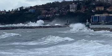 Zonguldak’ta kuvvetli yağış ve fırtına nedeniyle okullar tatil edildi