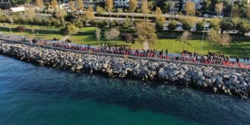İstanbul’da Ata’ya saygı zinciri oluşturuldu