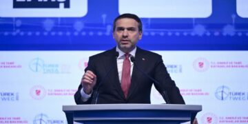 Rüzgar enerjisi alanında yeni hedef: Bakan Bayraktar açıkladı