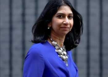 Filistin destekçisi gösterilere karşı tutumuyla tartışılan Britanyalı bakan görevinden alındı