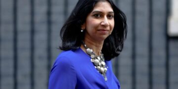 Filistin destekçisi gösterilere karşı tutumuyla tartışılan Britanyalı bakan görevinden alındı