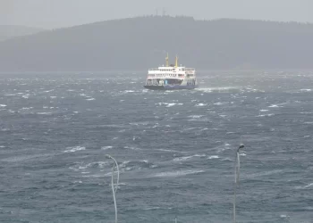 Bakanlık açıkladı: Çanakkale’de gemi trafiğine fırtına engeli!