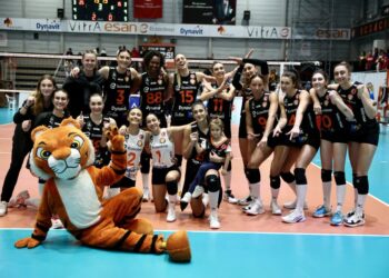 Eczacıbaşı Dynavit evinde set vermedi!