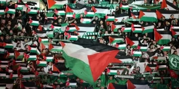 Filistin’e destek veren Celtic’li taraftarlar tribüne alınmadı