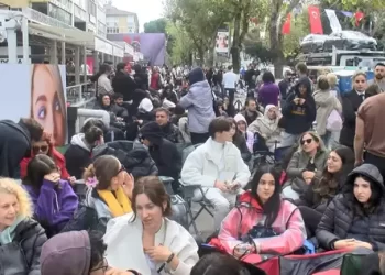 Gece boyunca sıraya girdiler! Kadıköy’de 500’e giriş çılgınlığı