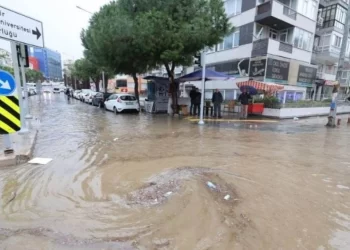 Meteoroloji uyarmıştı: İzmir’de deniz taştı!