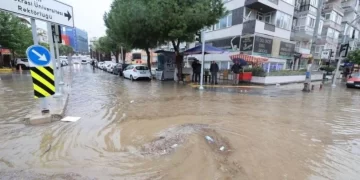 Meteoroloji uyarmıştı: İzmir’de deniz taştı!