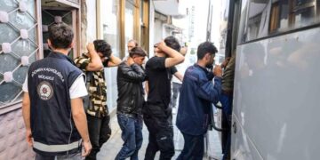 İstanbul’da kaçak göçmen operasyonunda 262 kişi tutuklandı