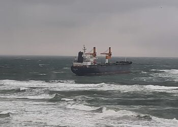 İstanbul’a tuz taşıyan kargo gemisi battı