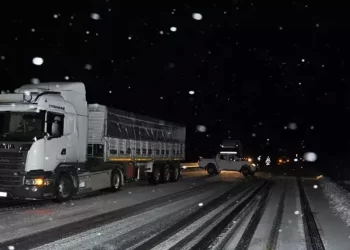 Kars’ta kar esareti! Araçlar yolda mahsur kaldı