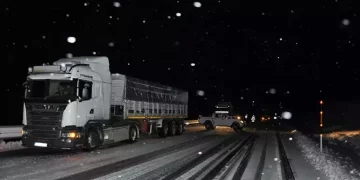 Kars’ta kar esareti! Araçlar yolda mahsur kaldı
