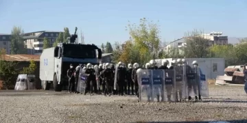 Muş Çevik Kuvvet polisinin tatbikatı gerçeği aratmadı