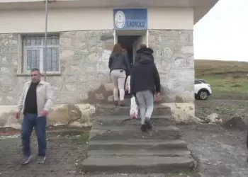 Muş Malazgirt’te Sağlık çalışanları köy okulunu yeniledi