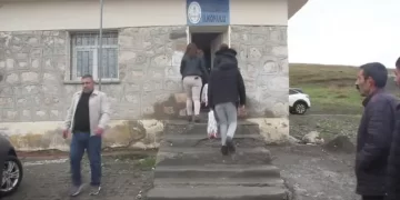 Muş Malazgirt’te Sağlık çalışanları köy okulunu yeniledi