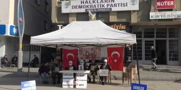 Muş’ta ailelerin evlat nöbeti devam ediyor