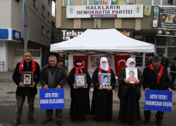 Muş’ta ailelerin HDP önündeki evlat nöbeti devam ediyor!