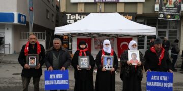 Muş’ta ailelerin HDP önündeki evlat nöbeti devam ediyor!