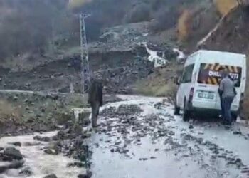 Muş’ta heyelan: Köy yolu ulaşıma kapandı!