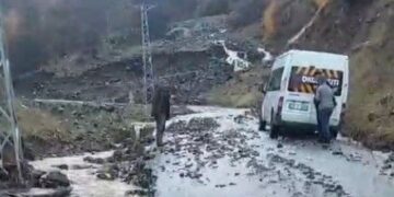 Muş’ta heyelan: Köy yolu ulaşıma kapandı!