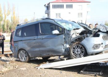 Muş’ta yük treni hafif ticari araca çarptı!