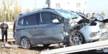 Muş’ta yük treni hafif ticari araca çarptı!